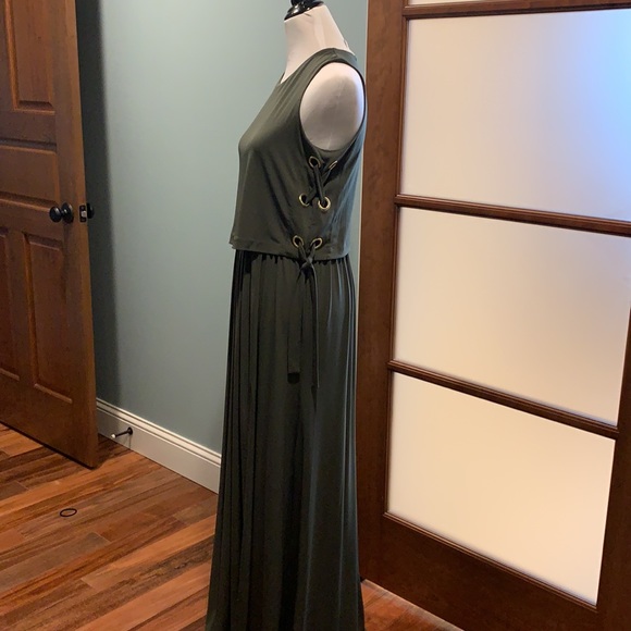 Olive green maxi dress with side slit. Worn twice - Picture 4 of 7